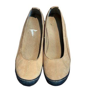 Clarks ballet style tan with black rubber sole suede walking shoe size 8
